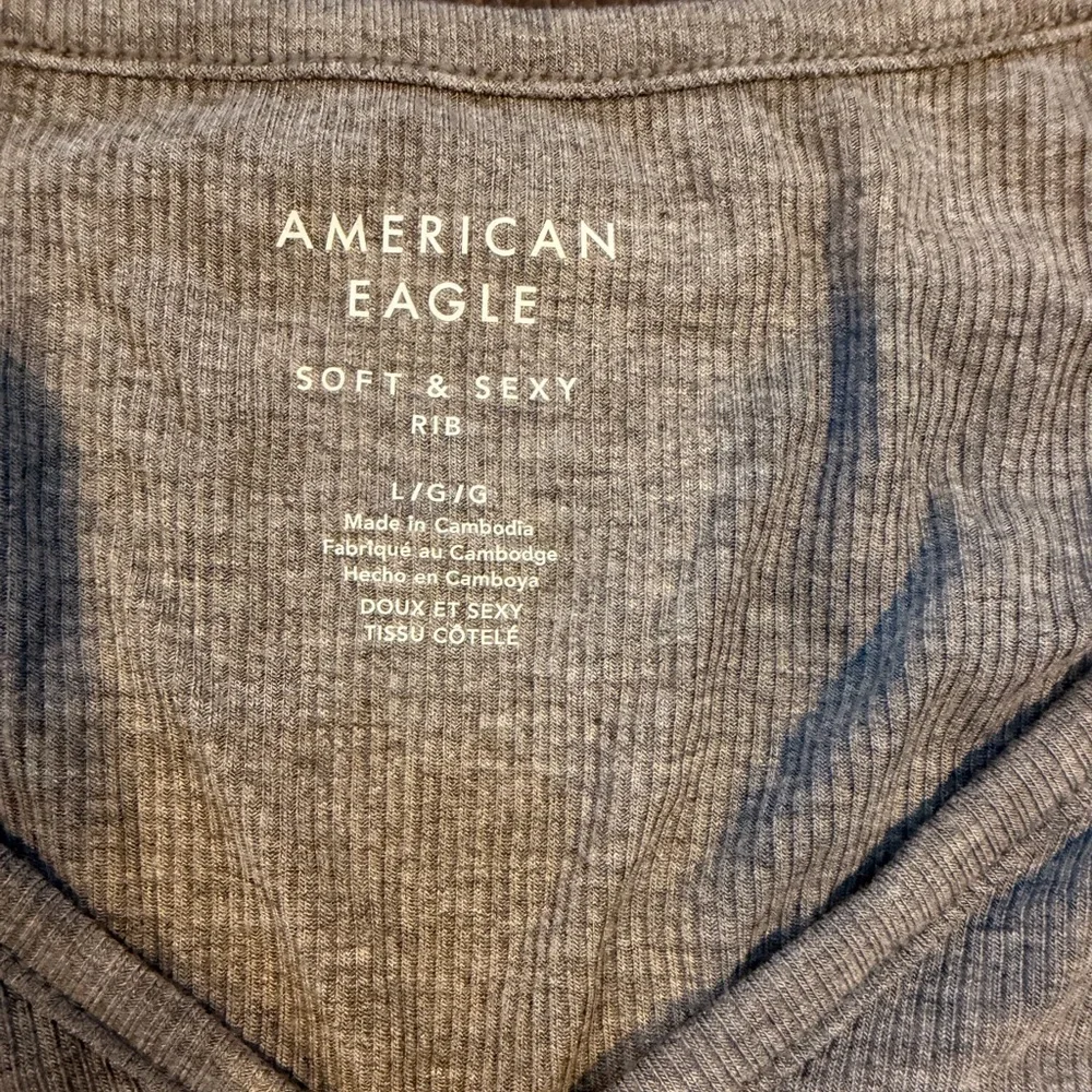 American Eagle Outfitters Gray V-Neck Tee - Picture 2 of 3
